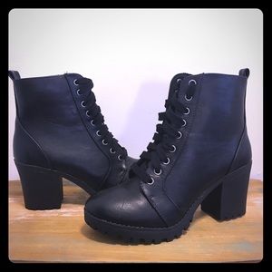 NWOT lace up combat boot with heel